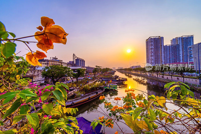 春天的西贡，运河上的船，运输春天的花为Tet到benbinh Dong露天市场，越南人高兴与农历新年，越南